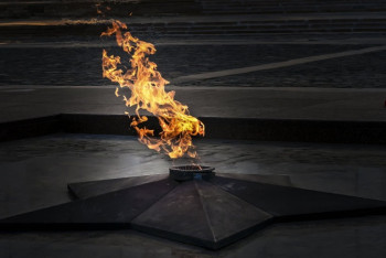 Фотография к новости: Казахстанец жарил мясо на Вечном огне