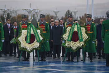 Фотография к новости: Токаев возложил венок к Монументу Нейтралитета в Ашхабаде