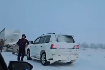 Фотография к новости: Водители выезжают в буран: МВД просит водителей не рисковать жизнью