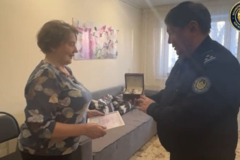 Фотография к новости: Полицейские наградили жительницу Павлодара за бдительность