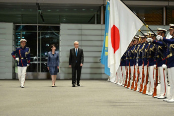 Фотография к новости: Токаева встретили с почетным караулом в Токио