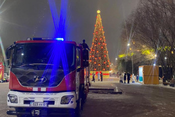 Фотография к новости: Как МЧС обеспечивало безопасность на зажжении ёлок в Астане