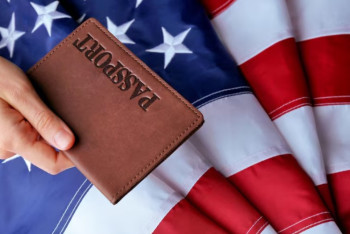 Фотография к новости: США приостановили выдачу грин-карт