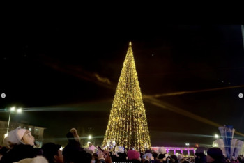 Фотография к новости: В Конаеве зажглись огни главной новогодней ёлки