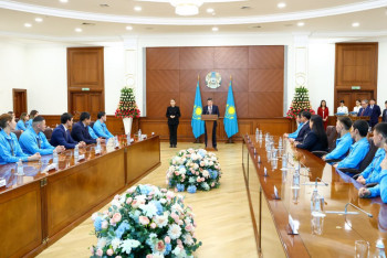 Фотография к новости: Тренер сборной Казахстана по настольному теннису посвятил медаль Президенту