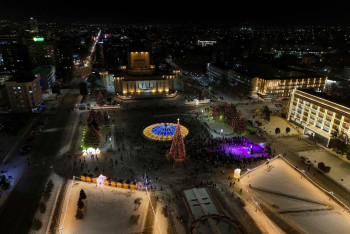 Фотография к новости: В Семее зажгли огни новогодней елки