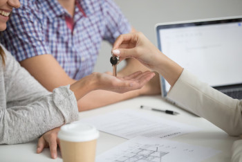 Фотография к новости: Продал и отсудил обратно: почему покупка квартиры может закончиться потерей жилья и денег