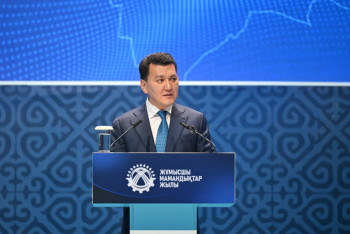 Фотография к новости: Ерлан Карин заявил о востребованности рабочих профессий в Казахстане