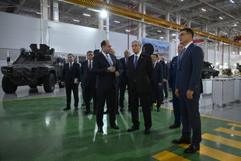 Фотография к новости: Президент посетил завод по производству бронетехники