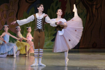 Фотография к новости: В Алматы в балете "Бабочка" на сцену вышли артисты всех возрастов