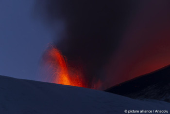 Фотография к новости: На Сицилии активизировался вулкан Этна: пепел дошёл до курортов