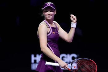 Фотография к новости: Елена Рыбакина уверенной победой завершила одиночный сезон