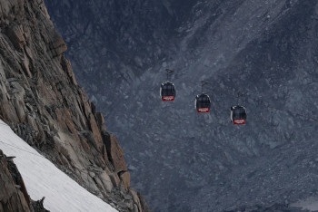 Фотография к новости: Около 100 человек застряли на канатной дороге в Италии