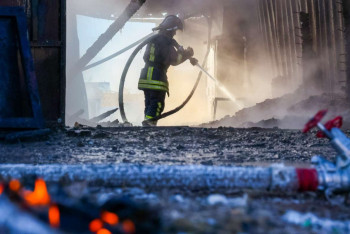 Фотография к новости: В Астане загорелось кафе: пожарные вынесли газовый баллон