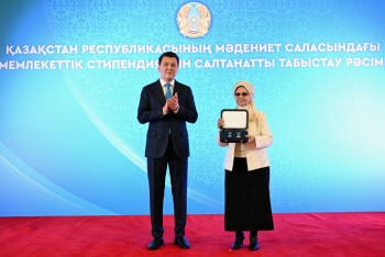 Фотография к новости: Бауыржану Момышулы посмертно вручены Золотая звезда и орден "Отан"