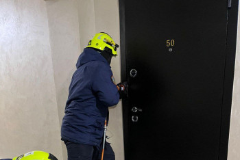 Фотография к новости: Спасатели вскрыли квартиру и освободили запертого ребенка в Кокшетау