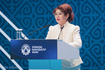 Фотография к новости: Драмтеатру им. Мухтара Ауэзова 100 лет: Аида Балаева поздравила коллектив с юбилеем