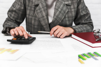 Фотография к новости: Курс тенге под давлением: экономист рассказал чего ждать дальше