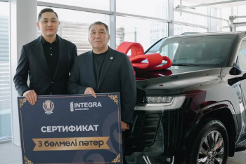 Фотография к новости: Экс-наставнику сборной по боксу Кайрату Сатжанову вручили ключи от квартиры и авто