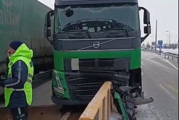 Фотография к новости: Водитель грузовика уснул за рулем и протаранил ограждение на трассе Астана – Щучинск