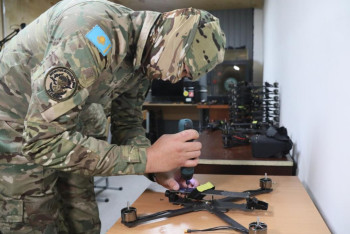 Фотография к новости: Казахстанские десантники сами собирают боевые дроны