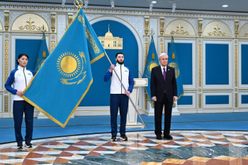 Фотография к новости: Токаев вручил Государственный флаг олимпийской и паралимпийской сборным Казахстана