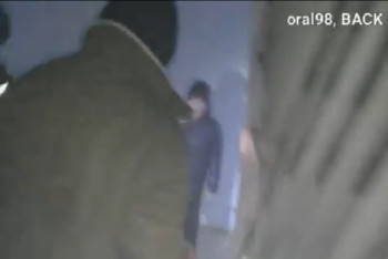 Фотография к новости: Полиция эвакуировала 20 человек при пожаре в Уральске — спасение попало на видеожетон