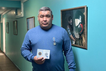 Фотография к новости: Спасший детей из горящего дома педагог из ВКО награждён медалью