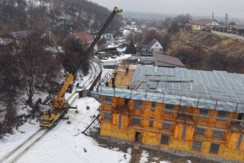 Фотография к новости: В предгорьях Алматы сносят незаконный трехэтажный объект