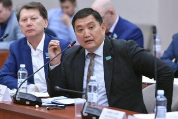 Фотография к новости: Депутат Базарбеков призвал чиновников отказаться от практики искажения фактов