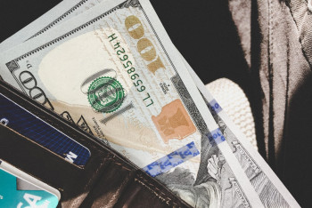 Фотография к новости: Доллар пошёл в рост на торгах в Казахстане