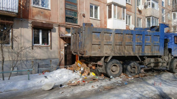 Фотография к новости: После недавнего пожара: в Усть-Каменогорске начали очистку захламлённой квартиры