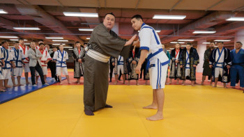 Фотография к новости: В Астану прибыл казахстанский спортсмен, прославившийся в Японии