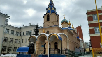 Фотография к новости: Мужчина ударил ножом пожилых женщин в церкви в России