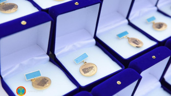 Фотография к новости: Скандал с «Алтын белгі»: выпускницы из Атырау добились через суд заслуженных аттестатов