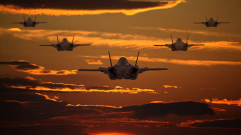 Фотография к новости: США стягивают на Ближний Восток крупнейшую авиагруппировку со времен вторжения в Ирак