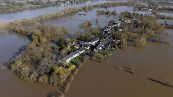 Фотография к новости: На западе Франции объявлен красный уровень угрозы наводнений
