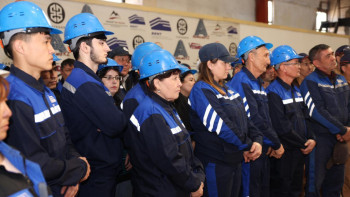 Фотография к новости: Аида Балаева встретилась с рабочим завода и разъяснила проект новой Конституции