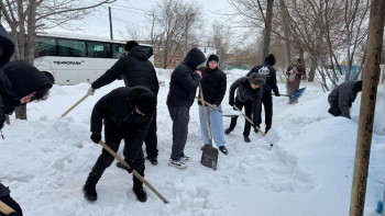 Фотография к новости: Волонтёры Костаная очищают от снега дворы одиноких матерей и пенсионеров