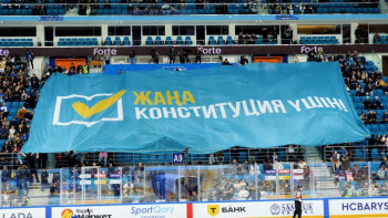 Фотография к новости: Флаг Казахстана развернули на трибунах во время хоккейного матча