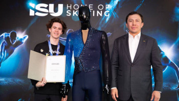 Фотография к новости: Михаил Шайдоров передал в Олимпийский музей свой "победный" костюм