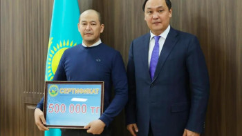 Фотография к новости: В Таразе наградили мужчину, предотвратившего попытку похищения девочки