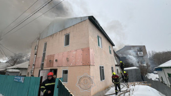 Фотография к новости: Двухэтажное здание загорелось в Астане