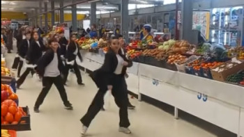 Фотография к новости: Деловые костюмы и рынок: молодежь Актау станцевала тренд Мота между прилавками