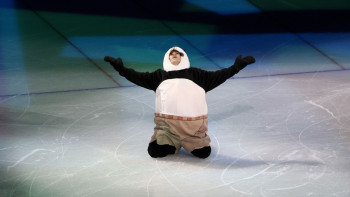 Фотография к новости: Панда на льду и объятия легенды: Михаила Шайдорова поздравил Джеки Чан