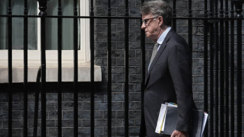 Фотография к новости: В Великобритании задержали экс-посла в США из-за связей с Эпштейном