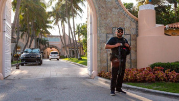 Фотография к новости: У резиденции Трампа застрелили мужчину, вооруженного дробовиком и бензином