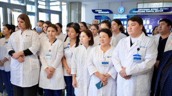 Фотография к новости: В Уральске члены Общенациональной коалиции обсудили проект новой Конституции с медиками ЗКО