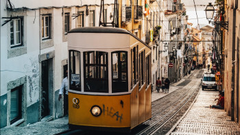 Фотография к новости: В Милане трамвай сошел с рельсов и врезался в здание