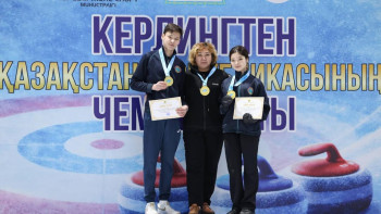 Фотография к новости: Столичные спортсмены стали первыми в чемпионате по кёрлингу среди смешанных команд